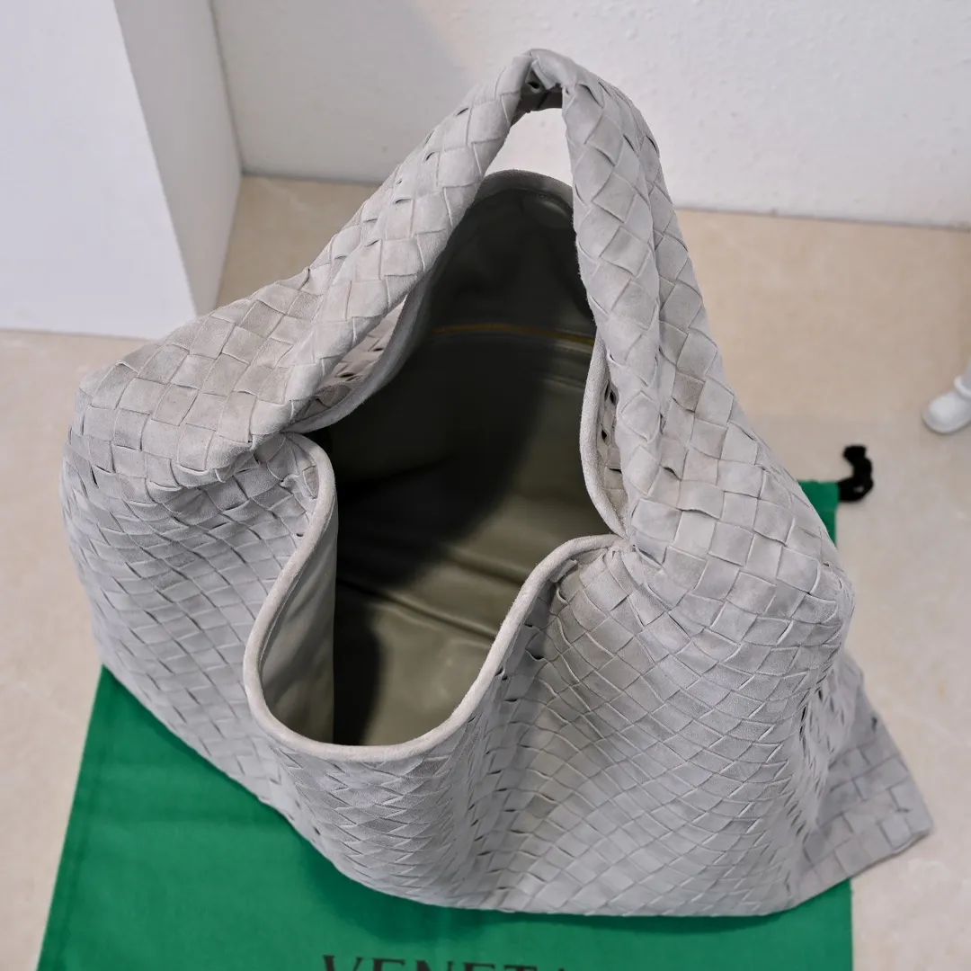 Batch 2160 #Bv Yangjin large size HOP cowhide, the bag body and handles are made of a whole piece of woven leather. The bag body is soft and lazy. Hop symbolizes the praise of innovation and eternal craftsmanship [love]. The pyramid silhouette combines practicality and fashion. Modern and casual, the bag mouth is double-sided closed design, more convenient and safe! Made of soft cowhide and full of texture, this is a must-have for fashionable ladies who like minimalism, comfort and casualness! Model: 3970 Dimensions: 54x24x13